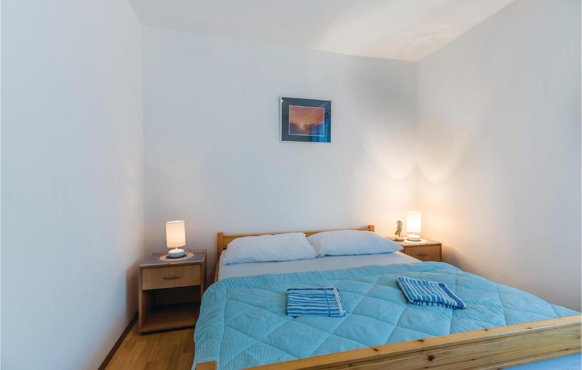 Awesome Apartment In Njivice With Kitchen Ngoại thất bức ảnh