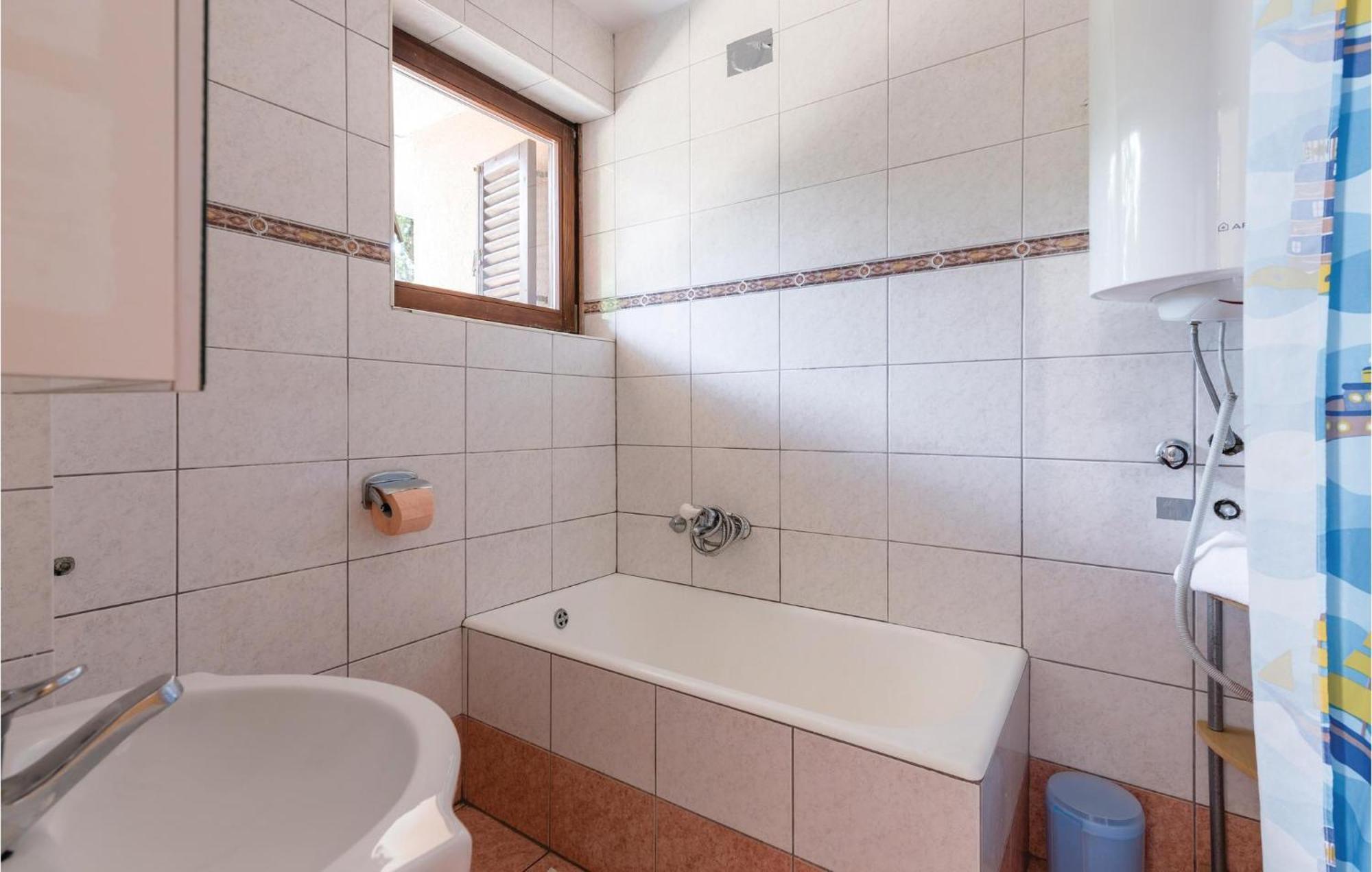 Awesome Apartment In Njivice With Kitchen Ngoại thất bức ảnh