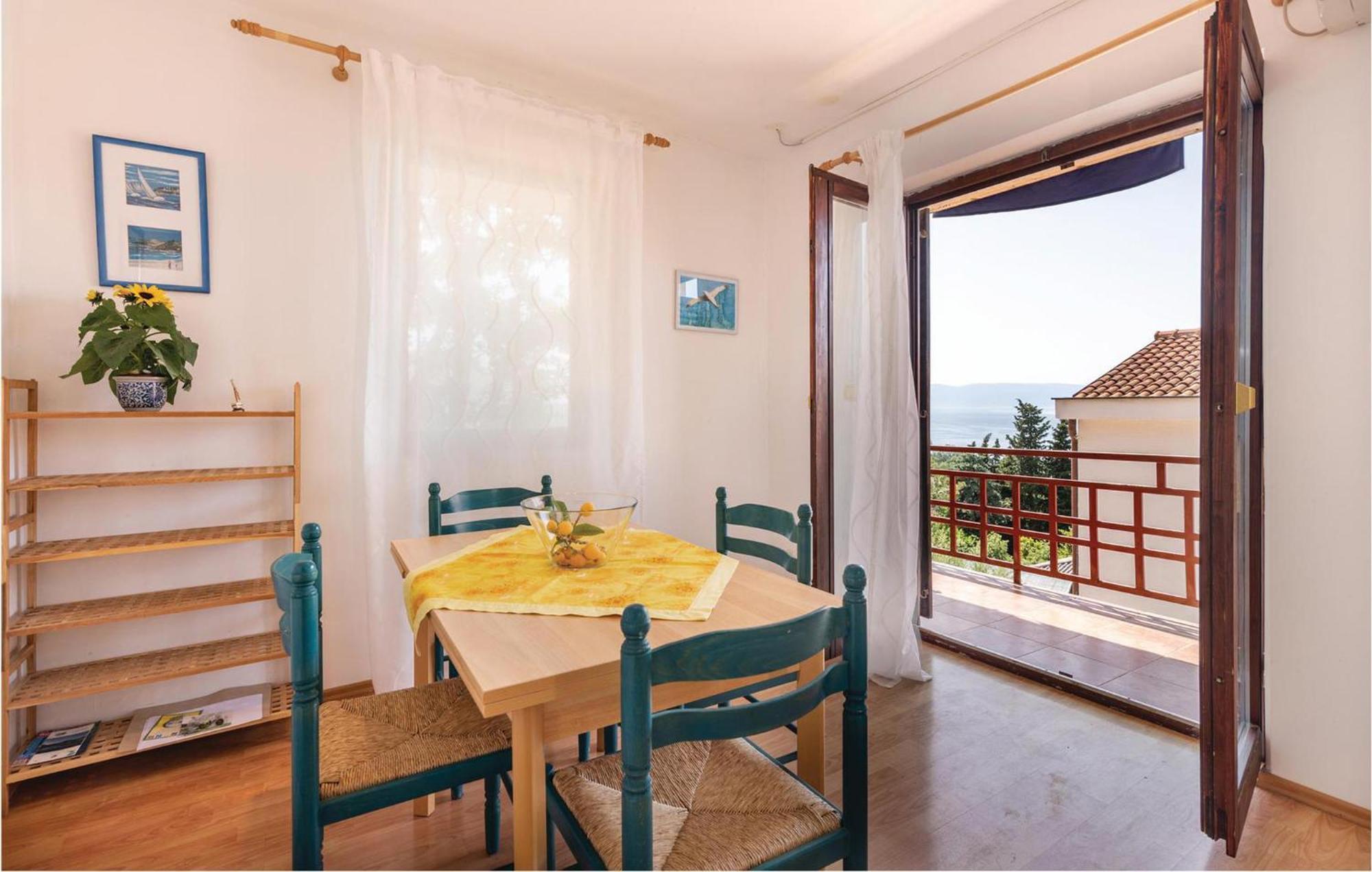 Awesome Apartment In Njivice With Kitchen Ngoại thất bức ảnh