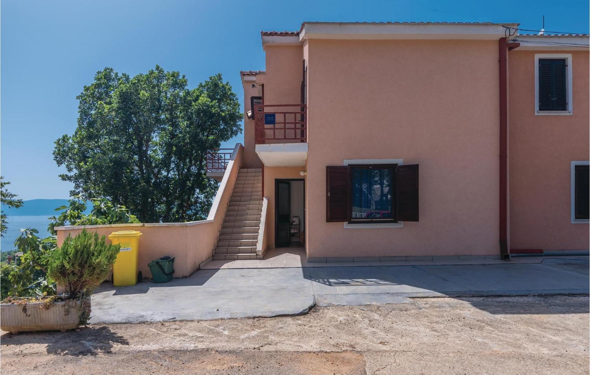 Awesome Apartment In Njivice With Kitchen Ngoại thất bức ảnh
